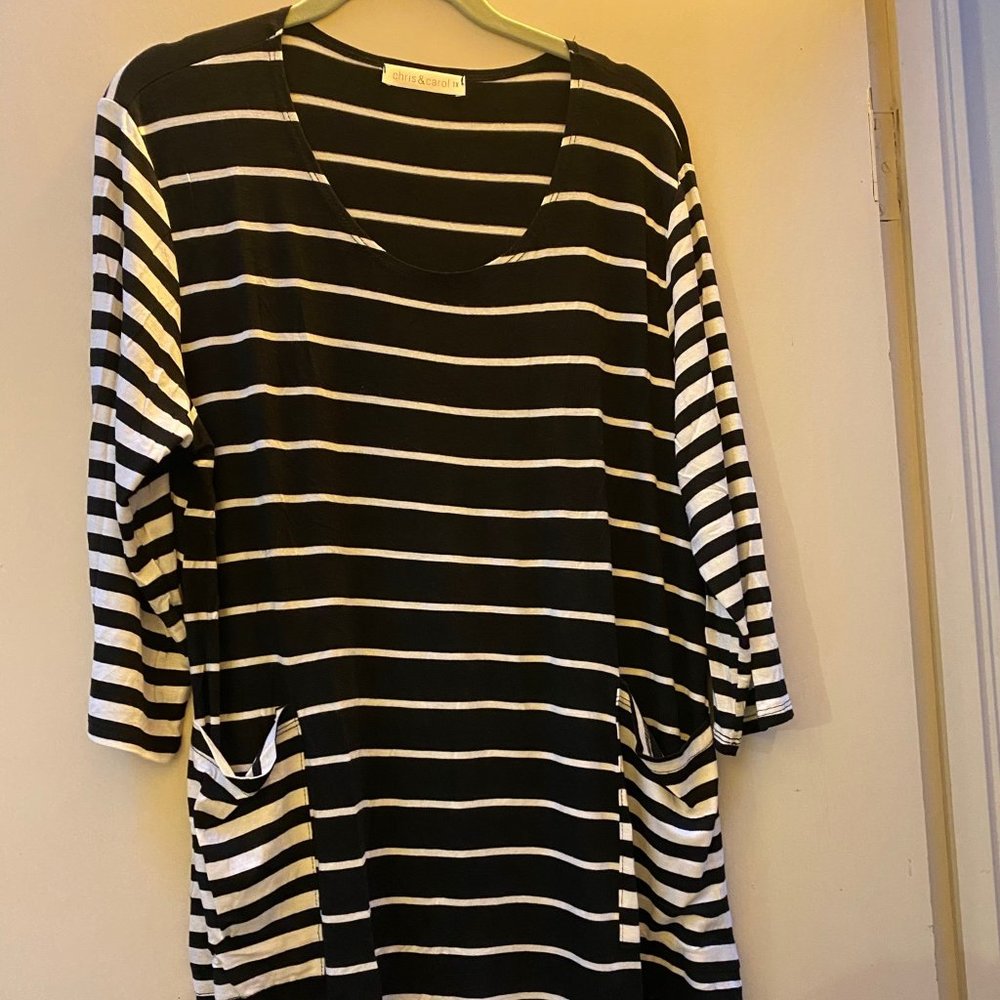 Elegant, black and white comfy tunic with pockets